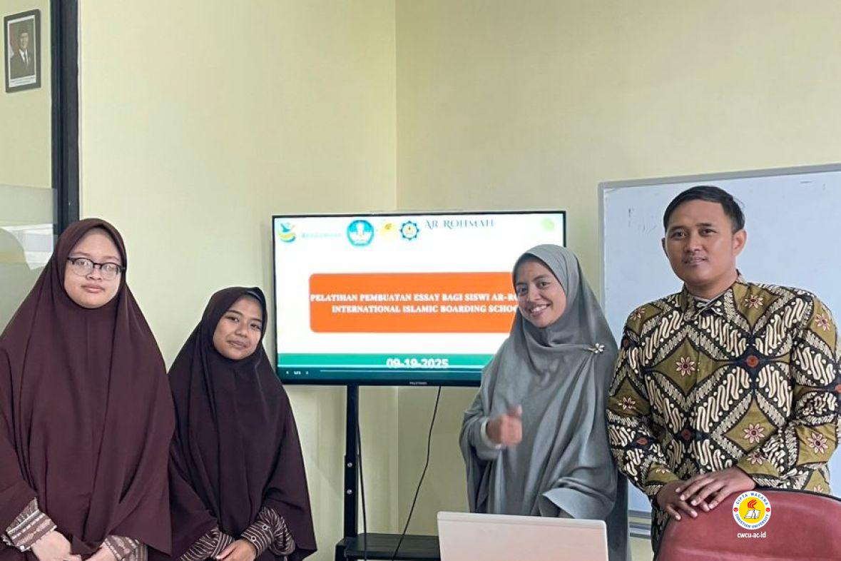 Dosen Cipta Wacana Gelar Pelatihan Penulisan Esai di Ar-Rohmah International Islamic Boarding School